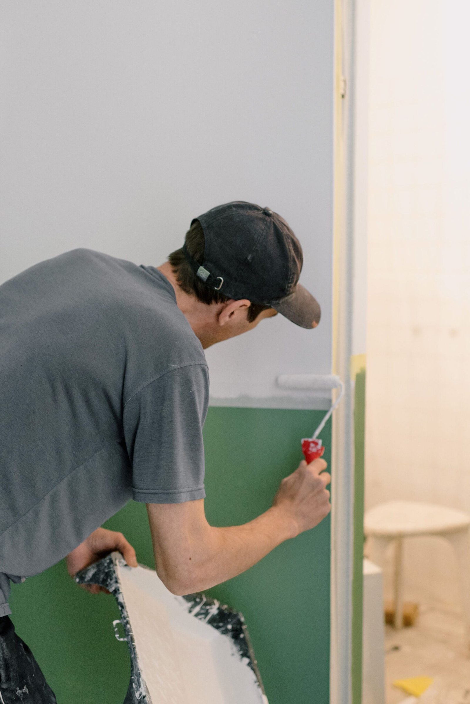 Pintor residencial trabajando